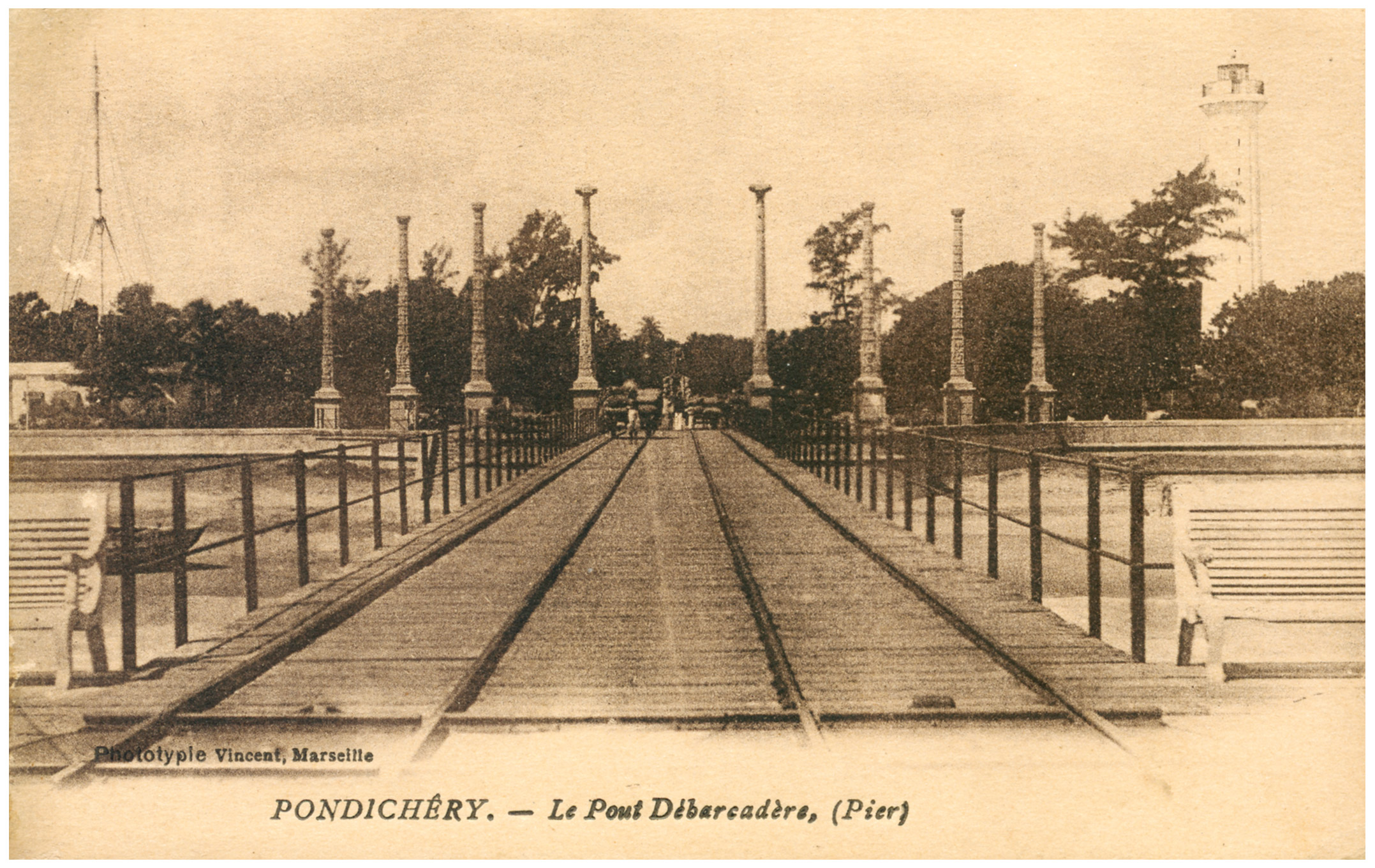 Carte postale du pier de Pondichéry ; le paquebot poste français fait escale une fois par mois au chef-lieu des EFI.