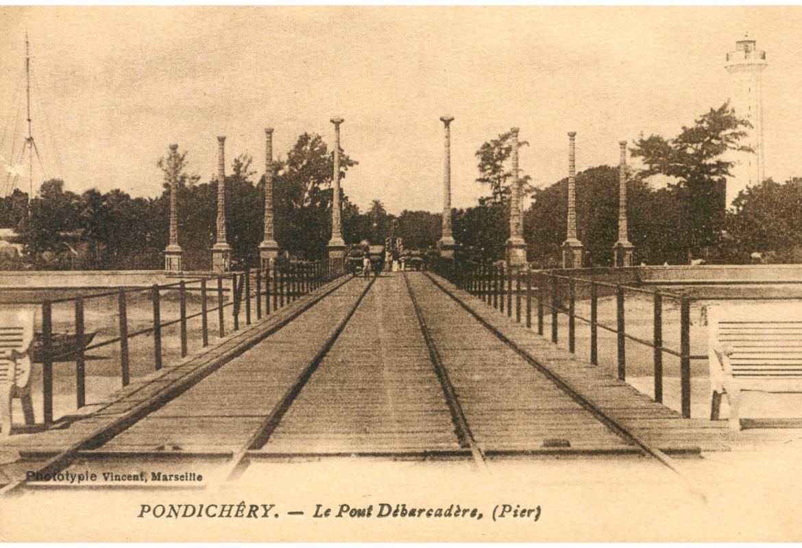Carte postale du pier de Pondichéry ; le paquebot poste français fait escale une fois par mois au chef-lieu des EFI.