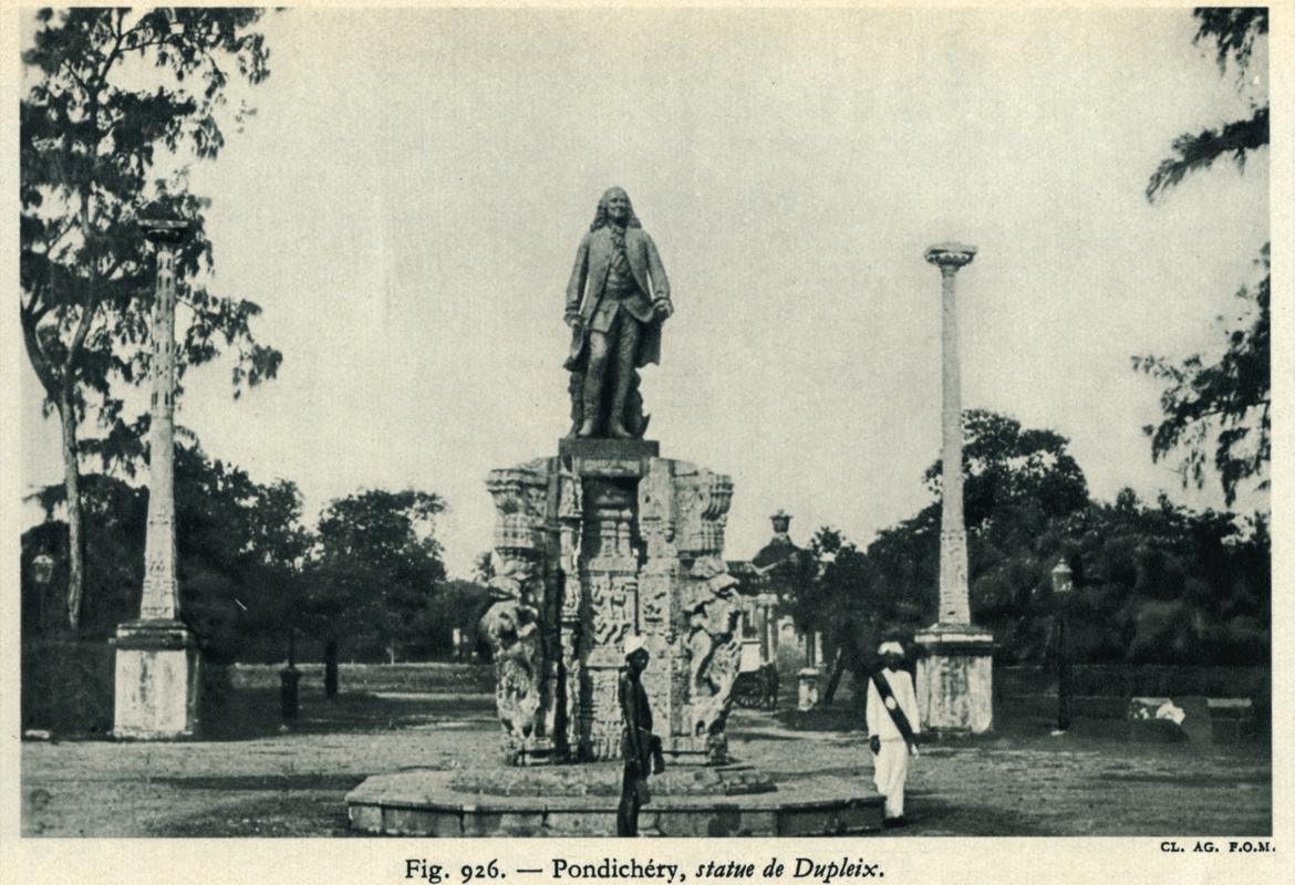 Carte postale de la statue de Dupleix à Pondichéry. 