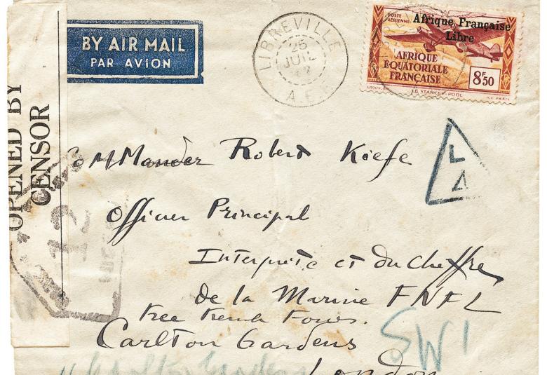 Courrier par avion du commandant des FNFL au Gabon pour un officier du quartier général des FNFL à Londres, posté de Libreville le 25 juillet 1942, cachet "Contrôle postal Afrique équatoriale française Commission C" de Libreville, transit à Lagos le 28 juillet, bande et marques de censure du Nigeria.