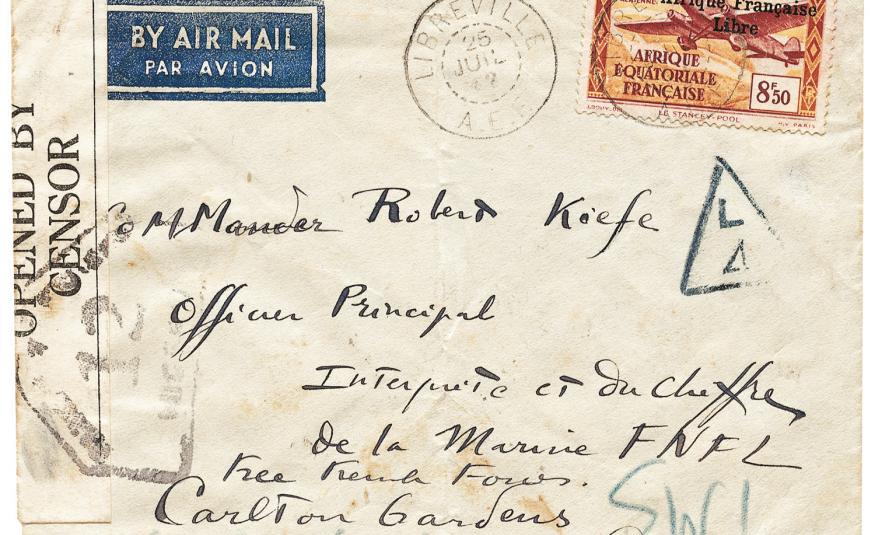 Courrier par avion du commandant des FNFL au Gabon pour un officier du quartier général des FNFL à Londres, posté de Libreville le 25 juillet 1942, cachet "Contrôle postal Afrique équatoriale française Commission C" de Libreville, transit à Lagos le 28 juillet, bande et marques de censure du Nigeria.
