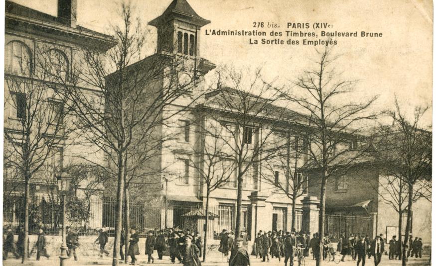Carte postale : Paris (XIVe) L'Administration des Timbres, Boulevard Brune. La Sortie des Employés.