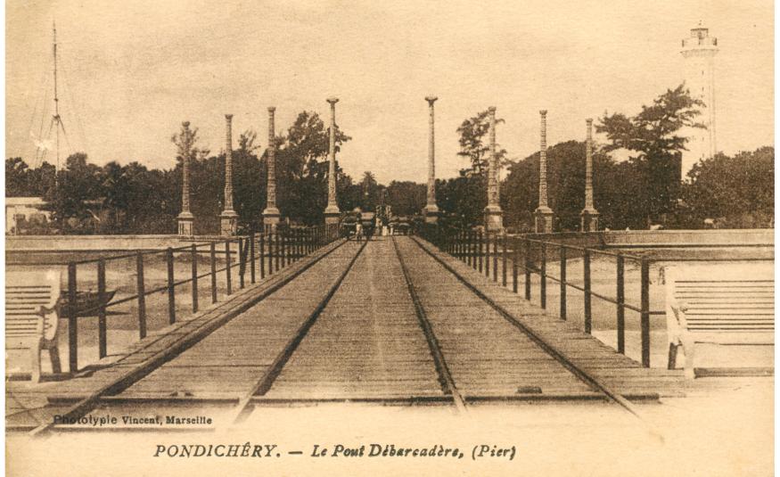 Carte postale du pier de Pondichéry ; le paquebot poste français fait escale une fois par mois au chef-lieu des EFI.