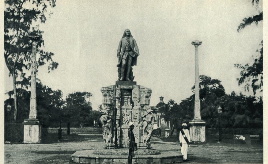 Carte postale de la statue de Dupleix à Pondichéry. 