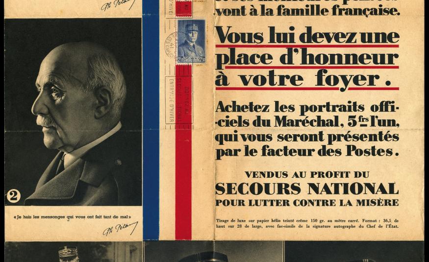 Affichette apposée dans les bureaux de poste pour la publicité de la série des cartes postales à l’effigie du maréchal Pétain. Un philatéliste en a fait un souvenir philatélique en y apposant la série de quatre valeurs grand format au portrait du chef de l’Etat français, en taille-douce, émise le 1er janvier 1941. Elle est oblitérée par la flamme en continu « Donnez au secours national Entr’aide d’hiver » de Paris 81 Rue des Capucines, le 1er avril 1941.