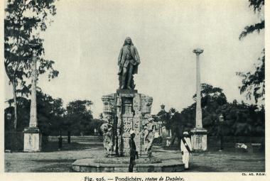 Carte postale de la statue de Dupleix à Pondichéry. 